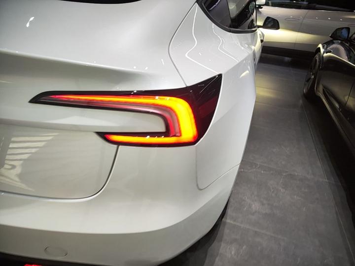 Model 3 2023 RWD photo 7