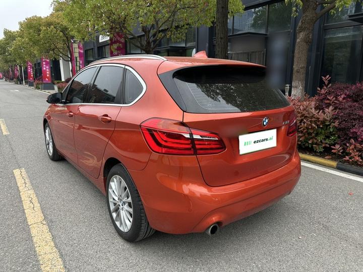 2 Series Wagon 2019 218i Leading photo 3
