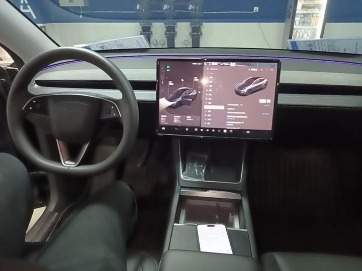 Model Y 2025 RWD photo 5