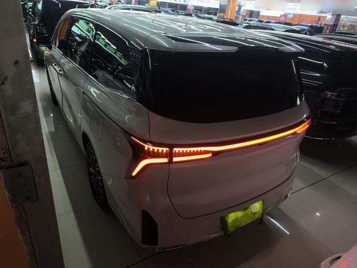 V9 2024 1.5TD 200km Premium photo 4