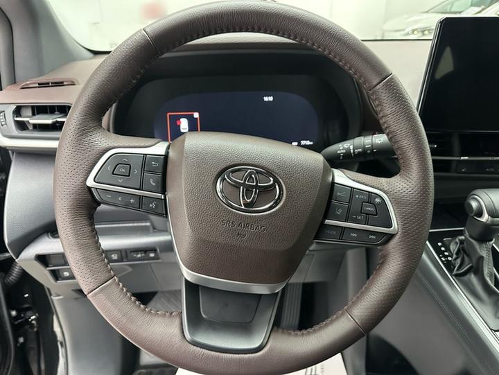 Granvia 2026 2.5L Hybrid MAX AWD photo 3