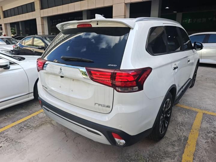 Outlander 2019 2.4L AWD Enjoy 7-Seater China VI photo 4