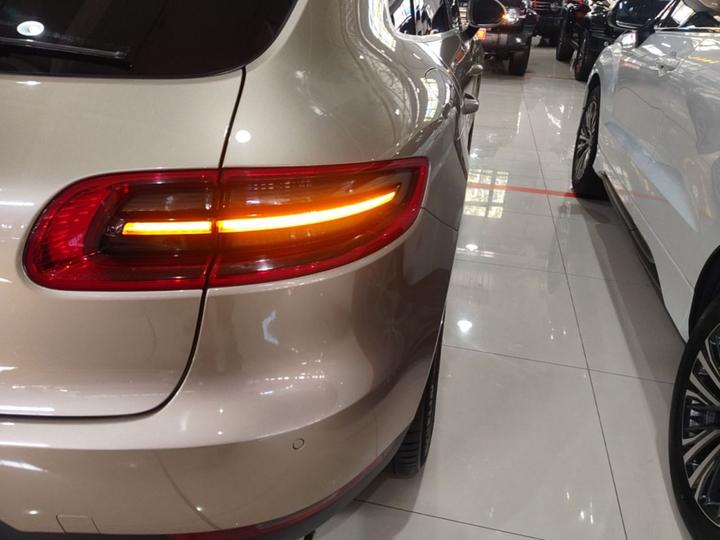2017 Macan 2.0T photo 7
