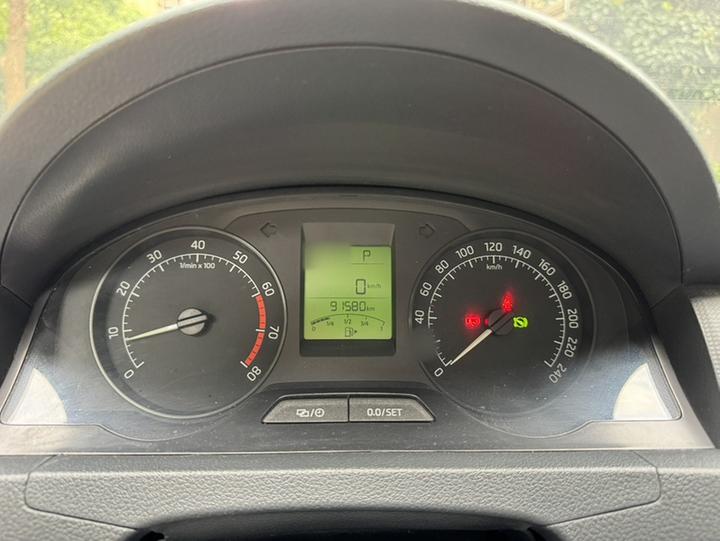 Rapid 2016 1.6L AT photo 3