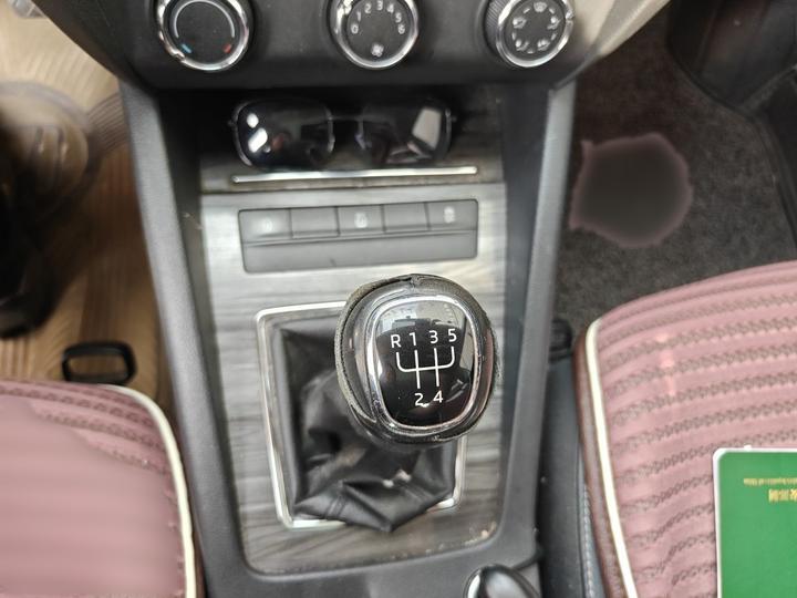 Octavia 2016 1.6L MT photo 6