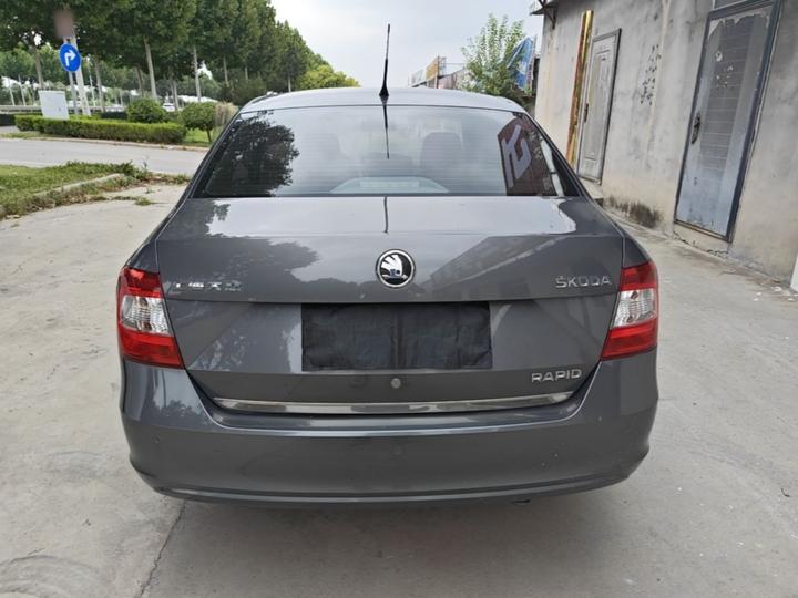 Rapid 2015 1.6L AT photo 3