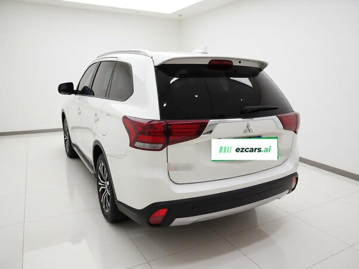 Outlander 2018 2.0L RWD 7-Seater photo 4