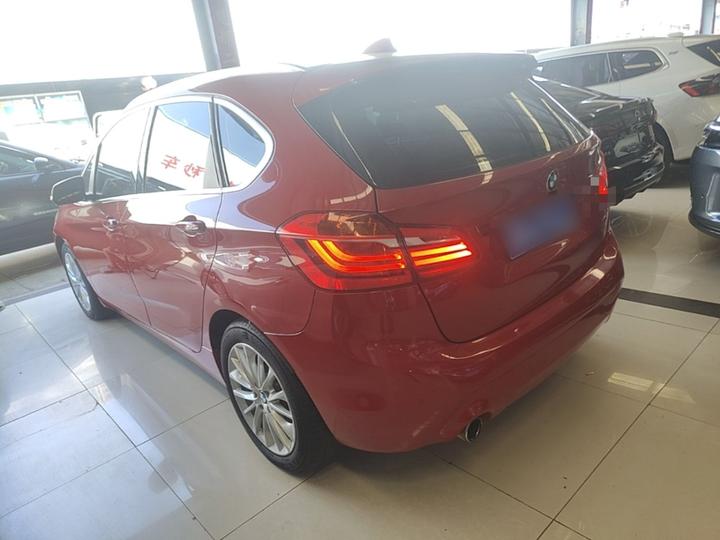 2 Series Wagon 2018 218i Leading photo 4