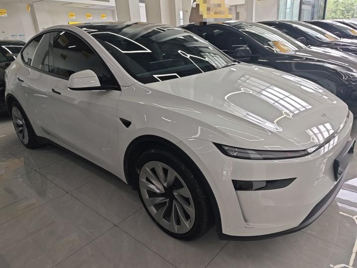 Model Y 2025 RWD photo 3