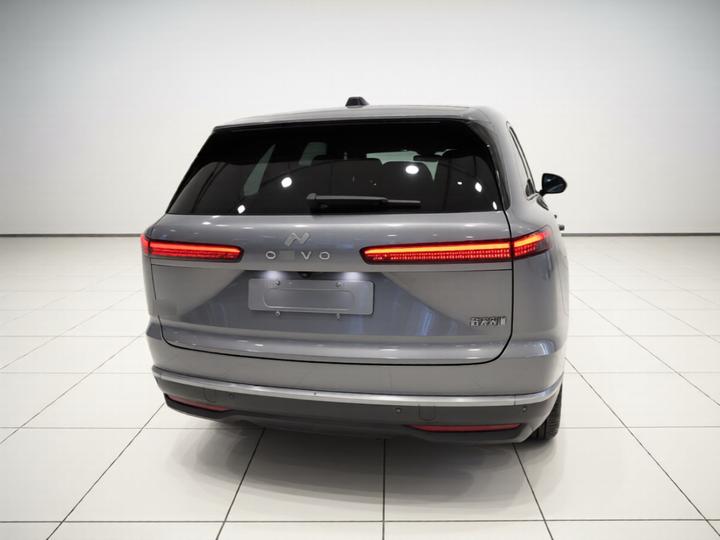 L90 2025 Ultra 6-Seater 60 photo 3