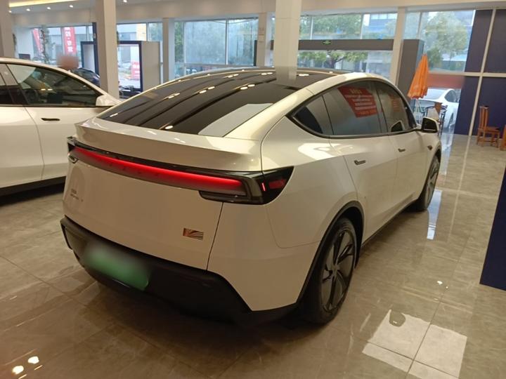 Model Y 2025 RWD Launch Edition photo 4