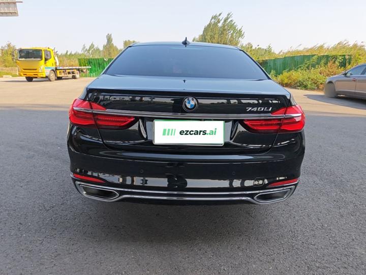 7 Series 2017 730Li Leading photo 3