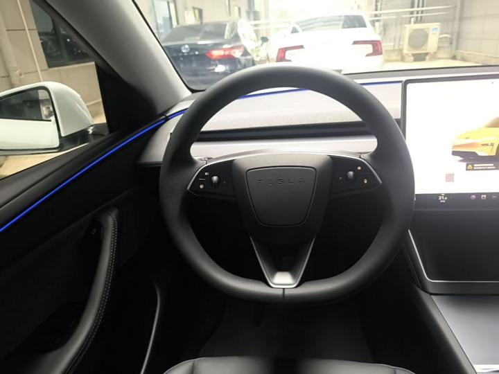 Model Y 2025 RWD photo 6