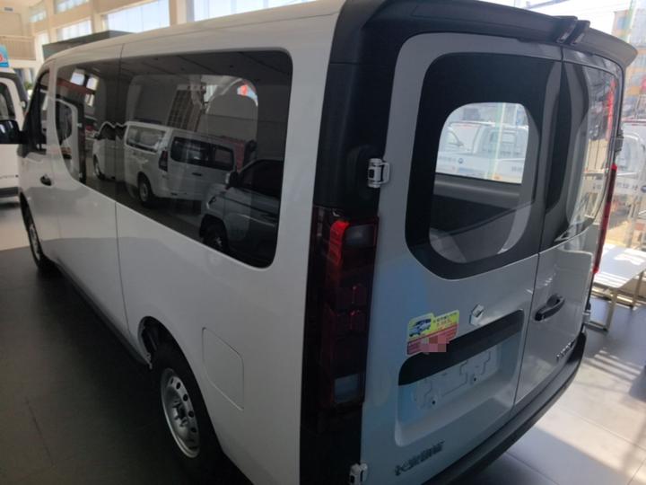 V919 2025 Honor 50kwh Short Wheelbase Elite 6-Seater photo 4