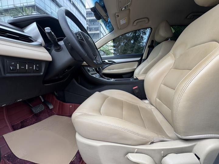 Emgrand 2018 1.5L CVT Luxury photo 6