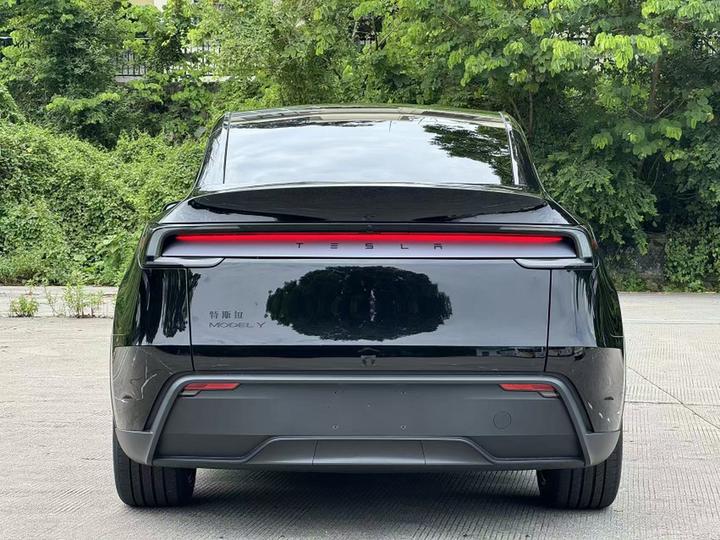 Model Y 2026 RWD photo 3