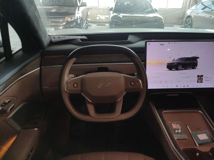 L90 2025 Ultra 6-Seater 60 photo 7