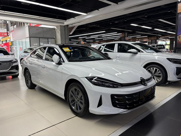 2026 Lamando L 300TSI photo 3