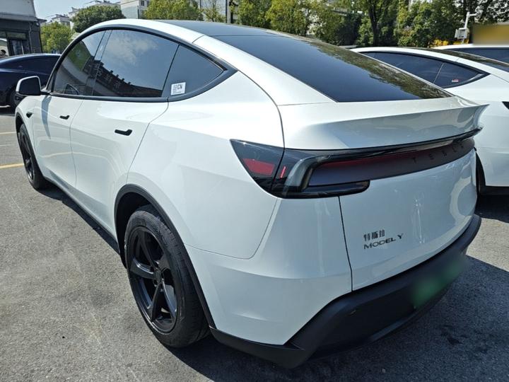 Model Y 2025 RWD photo 4