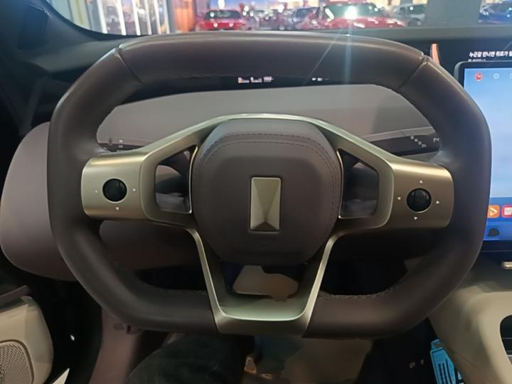 12 2025 Facelift Ultra EV AWD photo 2