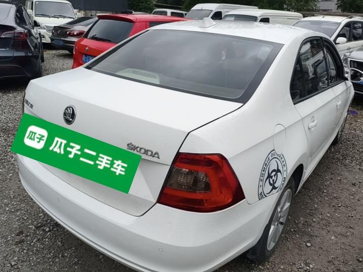 Rapid 2015 1.6L AT photo 6