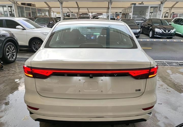 Emgrand 2025 4 1.5L CVT Flagship photo 5