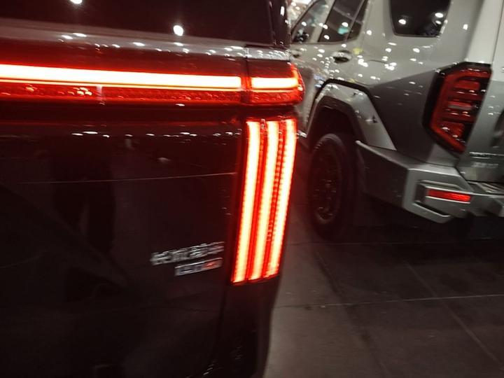 2025 AWD 8 photo 7