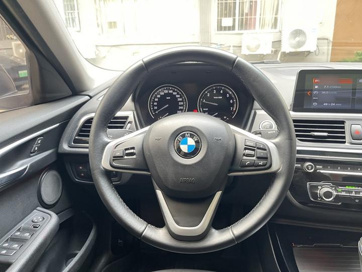 1 Series 2018 118i Sport photo 7