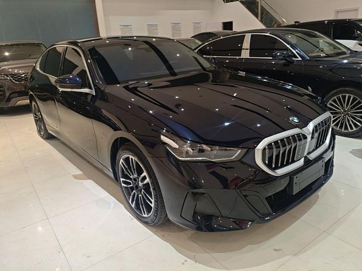 5 Series 2026 530Li Leading M Sport Package photo 3
