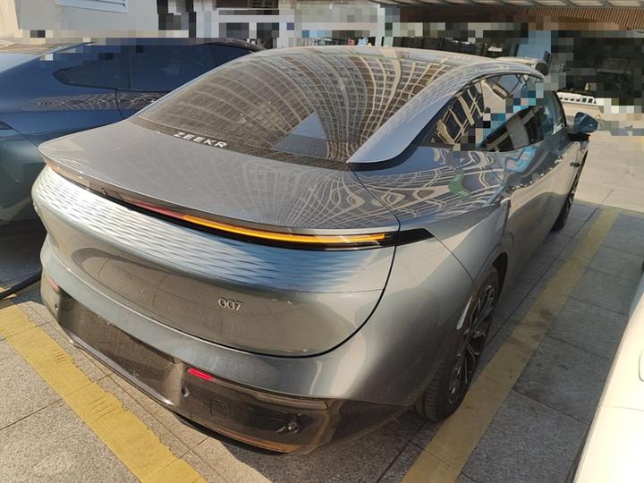 007 2024 RWD 75kWh photo 4