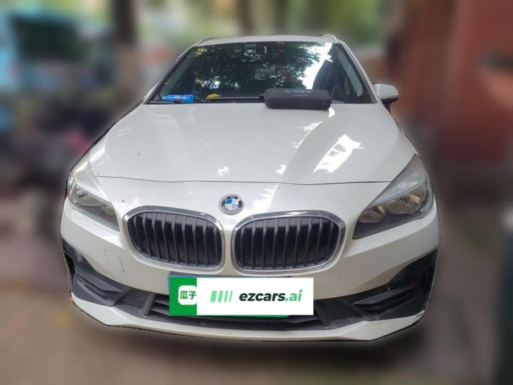 2 Series Wagon 2018 220i Leading photo 2