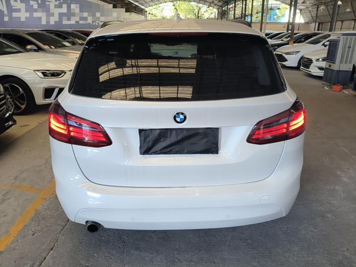 2 Series Wagon 2016 218i Leading photo 5
