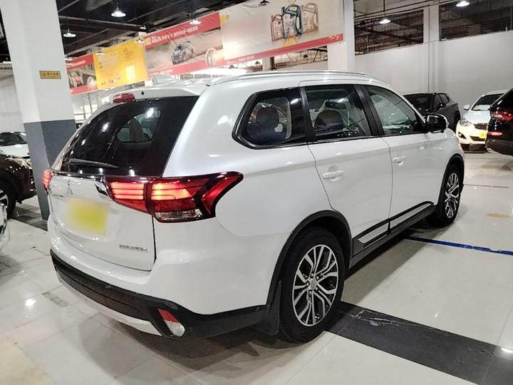 Outlander 2018 2.0L RWD Honor 5-Seater photo 4