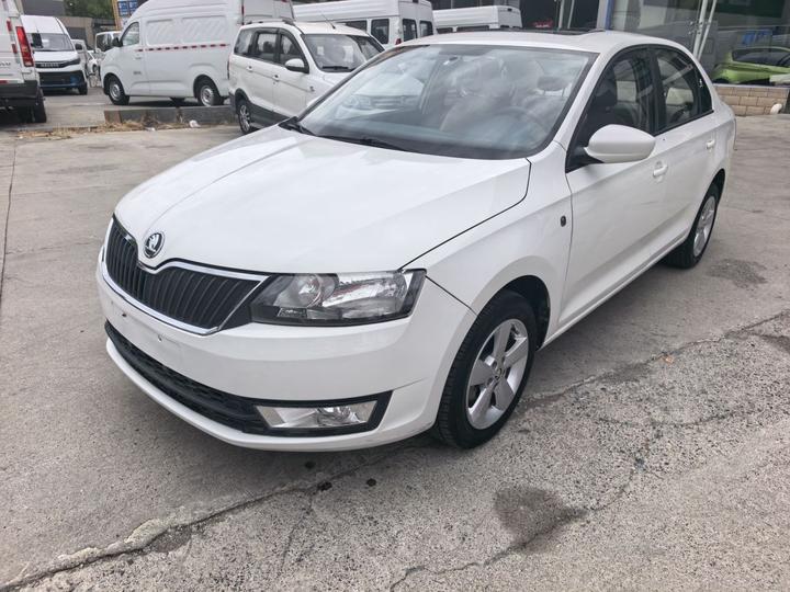 Rapid 2015 1.6L AT photo 2