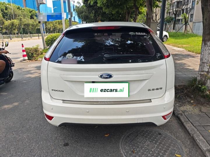 Focus 2013 Hatchback Classic 1.8L MT photo 3