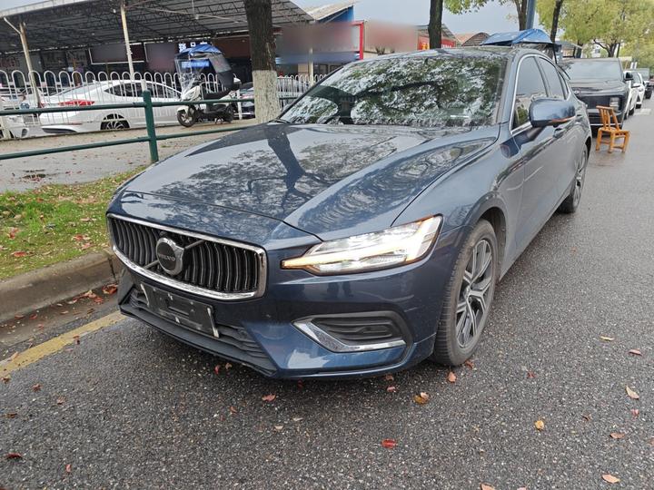 S60 2023 B4 Luxury