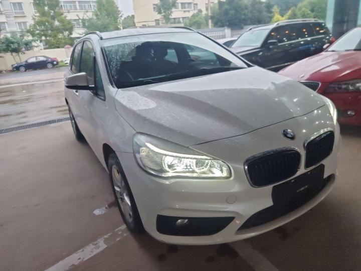 2 Series Wagon 2016 218i Leading photo 3