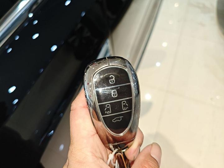 2025 AWD 8 photo 8