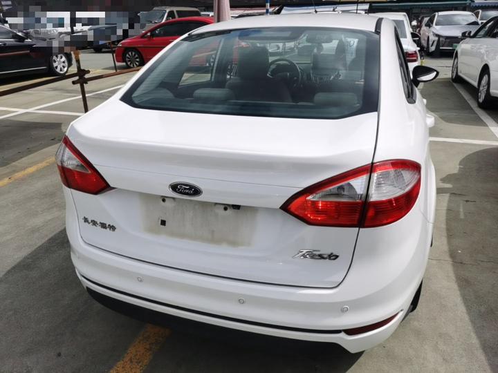 2013 Sedan 1.5L AT Fashion photo 3