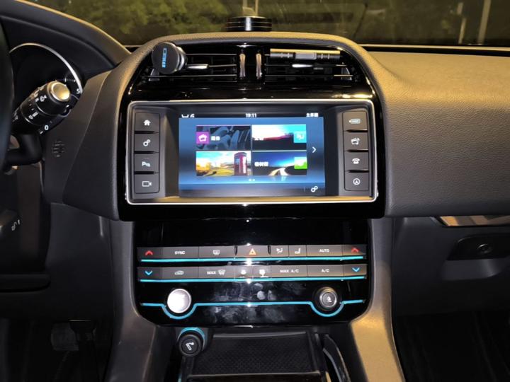 F-PACE 2016 2.0T RWD Exclusive photo 4