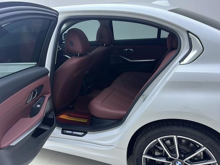 3 Series 2026 325Li M Sport Package photo 8