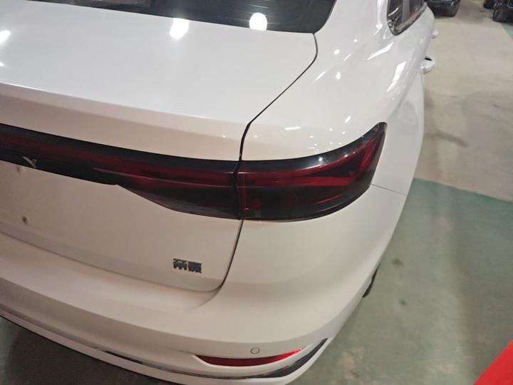 Emgrand 2023 4 Champion 1.5L CVT Premium photo 7