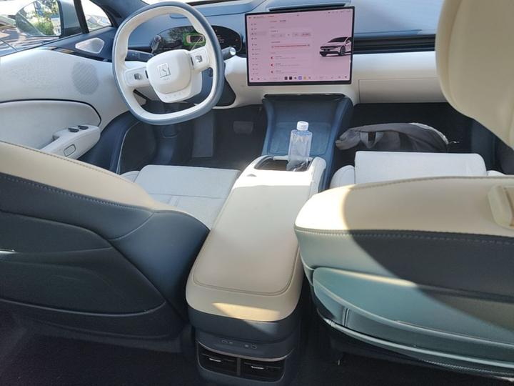 007 2024 RWD 75kWh photo 5