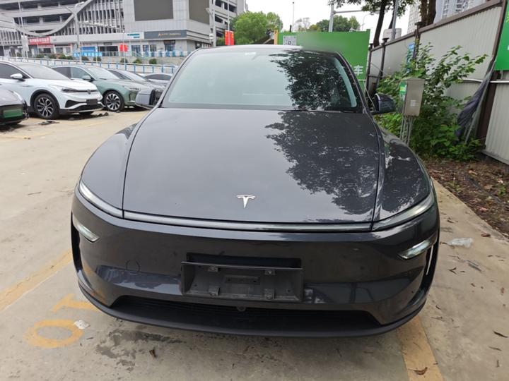 Model Y 2025 RWD photo 2