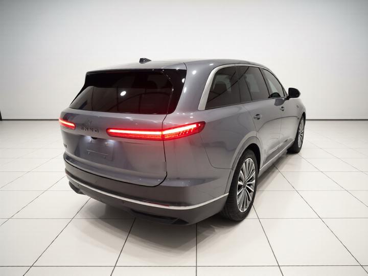 L90 2025 Ultra 6-Seater 60 photo 4