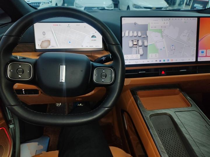 2025 AWD 8 photo 5