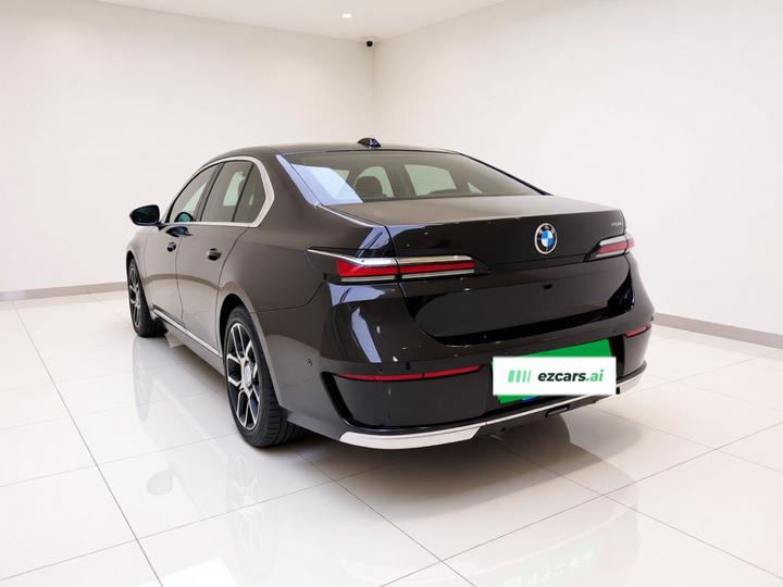 7 Series 2023 735Li Luxury photo 4