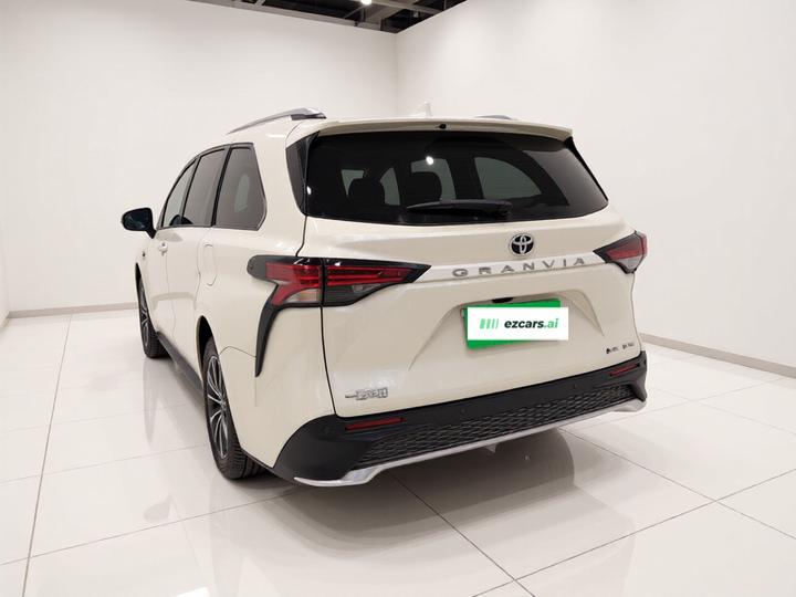 Granvia 2026 2.5L Hybrid MAX AWD photo 4