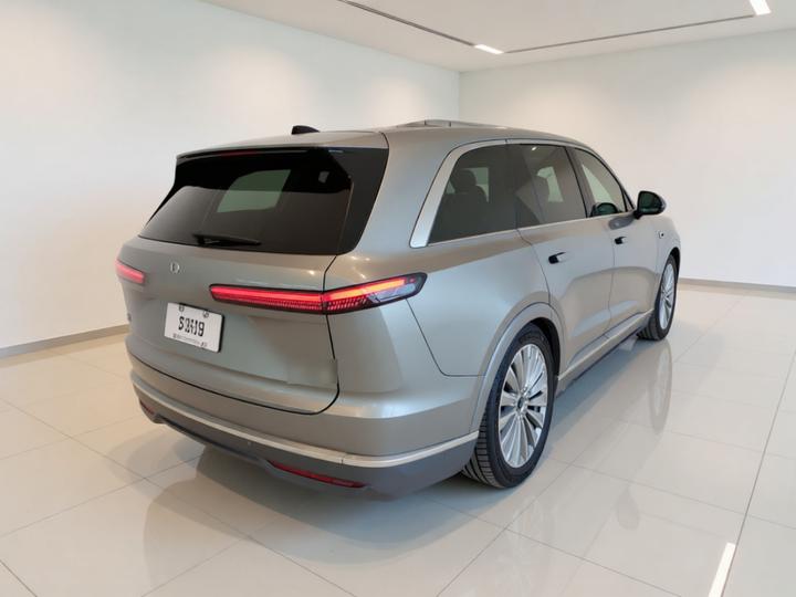 L90 2025 Ultra 6-Seater 60 photo 4