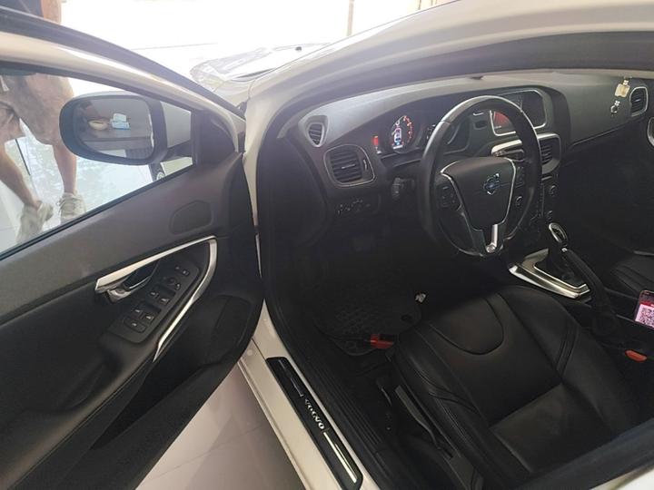 V40 2015 1.6T photo 3